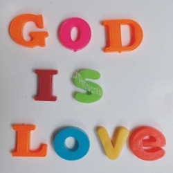 God is Love scris cu litere magnetice